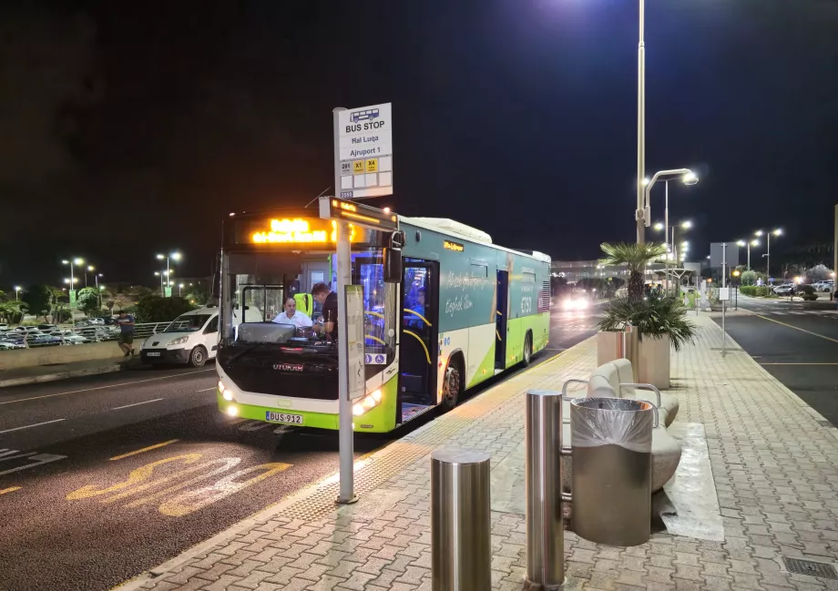 Autobusová zastávka na letisku Malta