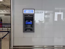 Bankomat pri bezpečnostnej kontrole