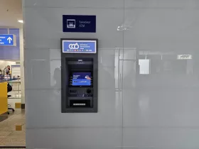 Bankomat pri bezpečnostnej kontrole