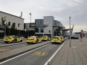 Stanovište taxíkov pred terminálom 1