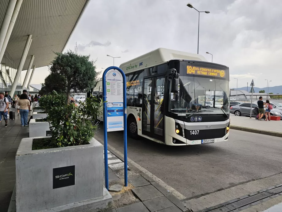 Autobusová zastávka pred terminálom 2