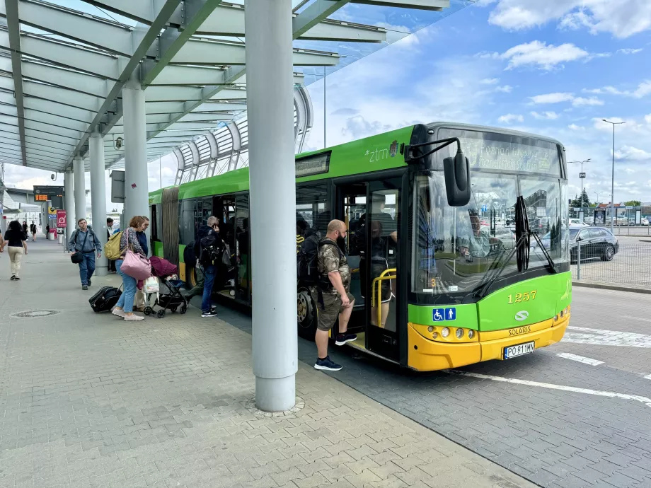 Autobus číslo 159 z letiska Poznaň