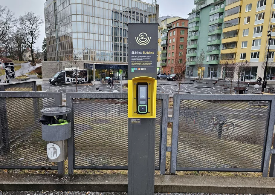 Čitateľ na zastávke električky