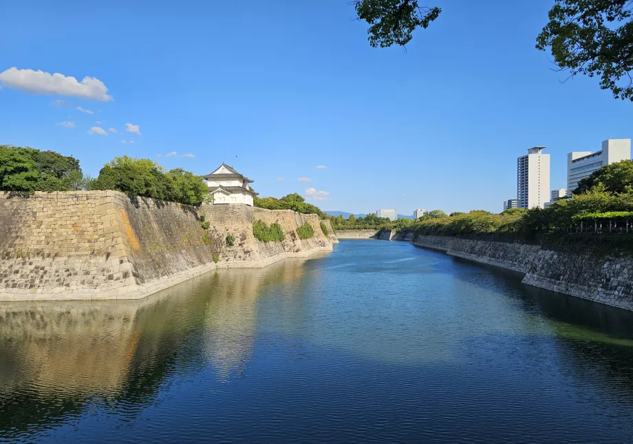 Hrad Osaka, hradby a priekopa