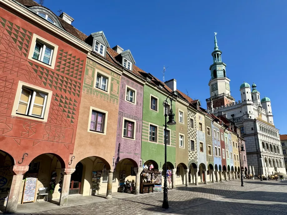 Farebné domy a radnica na Starom trhu v Poznani