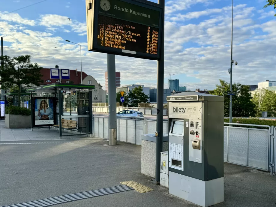 Zastávka Rondo Kaponiera a automat na lístky