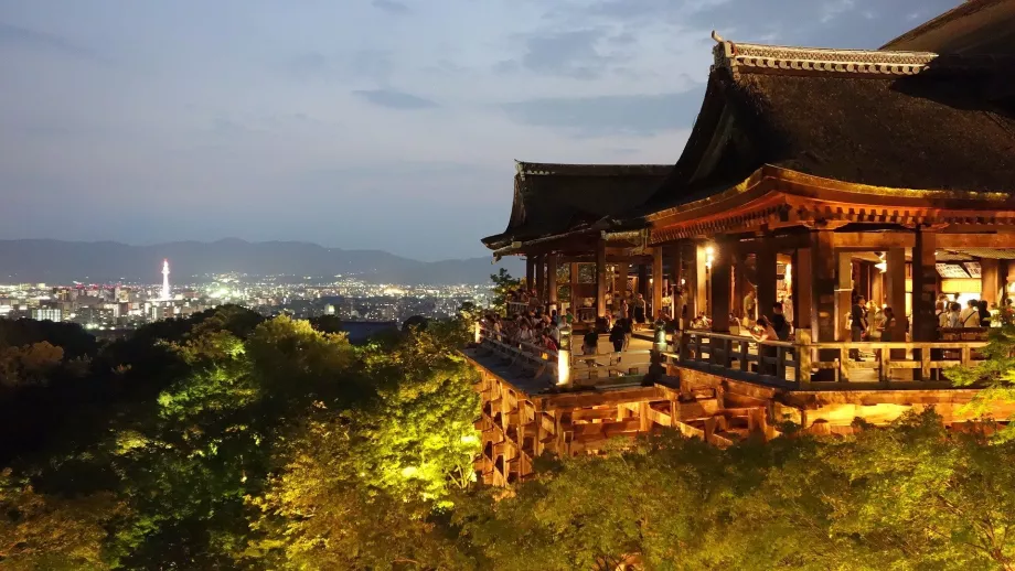 Kiyomizu-dera v noci