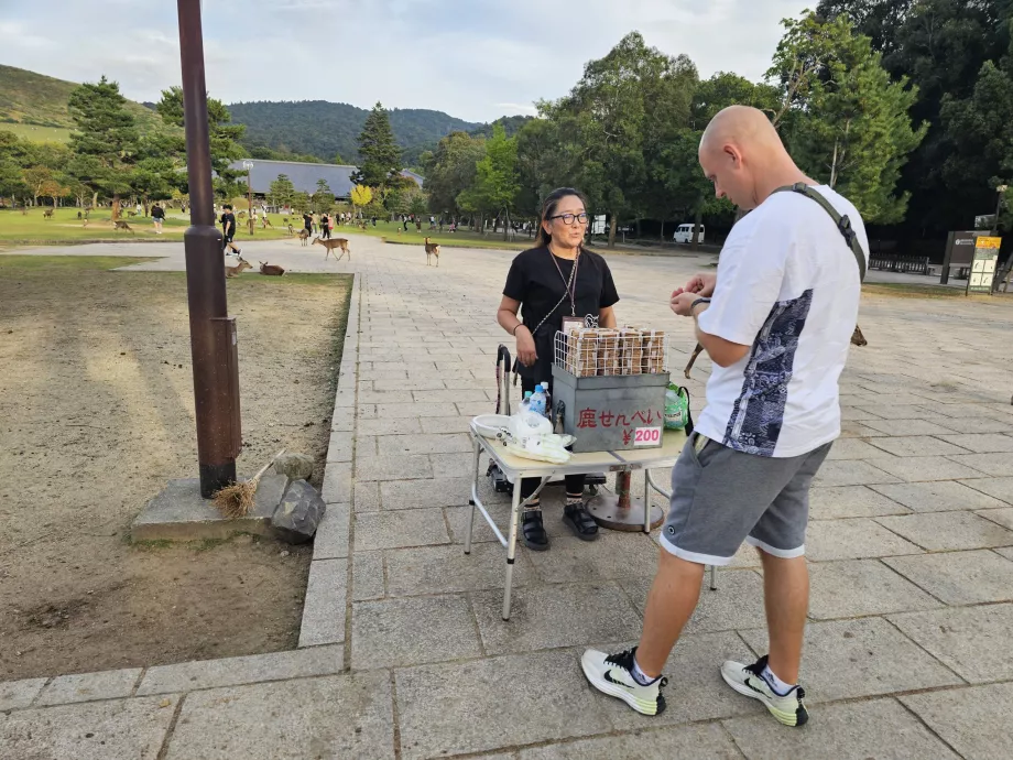 Park Nara, predaj krmiva pre jelene