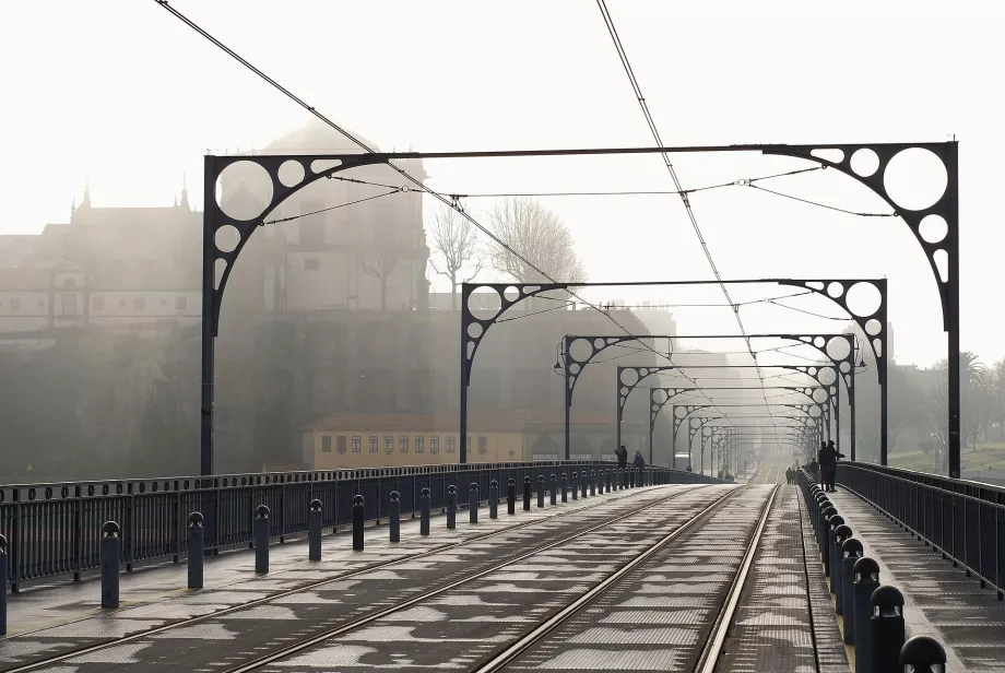 Horná mostná plošina s električkovou traťou