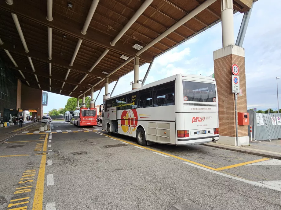 Autobusy do Benátok, Mestre a Trevisa AirLink (červená uprostred)