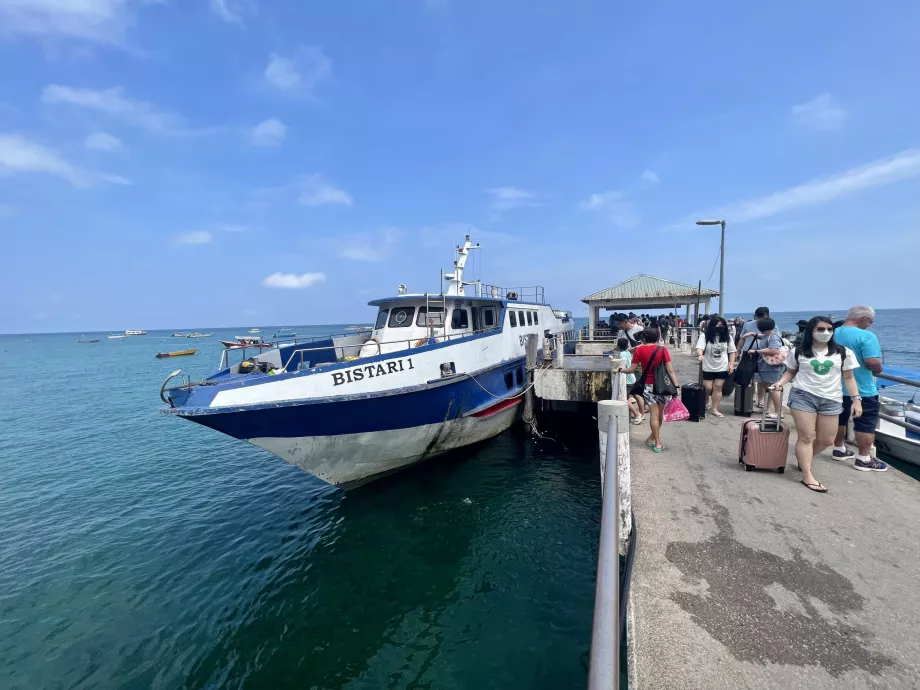 Modrá loď Bistari na ostrove Tioman