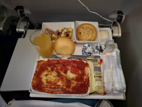 Hlavné jedlo počas diaľkového letu